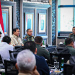 Presiden Prabowo Subianto memimpin langsung evaluasi percepatan pembangunan Koperasi Desa/Kelurahan Merah Putih (KDKMP) di Markas Besar TNI, Jakarta, Selasa, (25/11 2025). (Foto: BPMI Setpres)