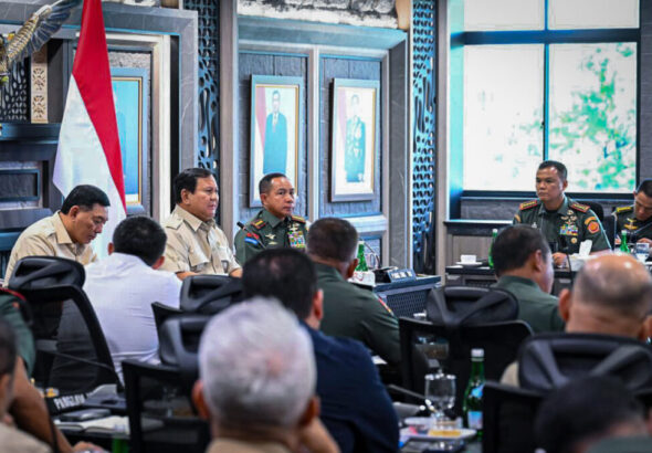 Presiden Prabowo Subianto memimpin langsung evaluasi percepatan pembangunan Koperasi Desa/Kelurahan Merah Putih (KDKMP) di Markas Besar TNI, Jakarta, Selasa, (25/11 2025). (Foto: BPMI Setpres)