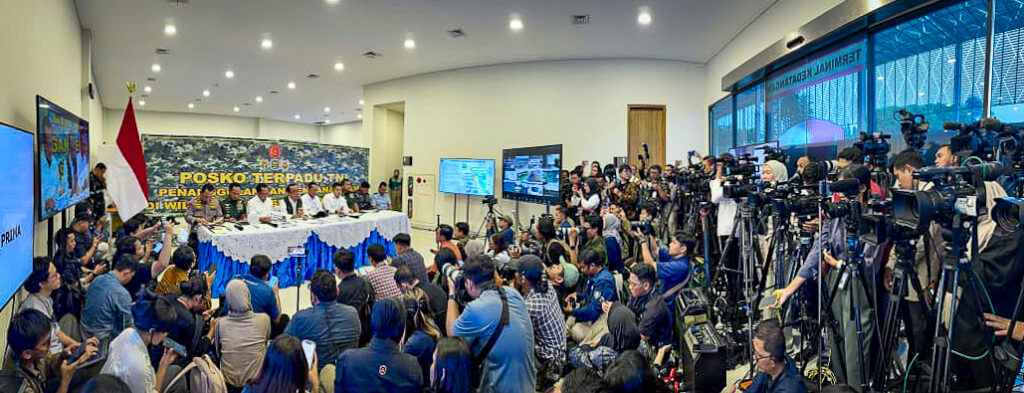 Menko Pratikno menyampaikan keterangan pers di Posko Nasional Penanggulangan Bencana di Halim Perdanakusuma, Jakarta, pada Rabu, 3 Desember 2025. (Foto: BPMI Setpres)Read more: https://setkab.go.id/percepatan-distribusi-bantuan-bencana-sumatra/