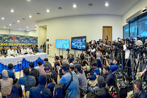 Menko Pratikno menyampaikan keterangan pers di Posko Nasional Penanggulangan Bencana di Halim Perdanakusuma, Jakarta, pada Rabu, 3 Desember 2025. (Foto: BPMI Setpres) Read more: https://setkab.go.id/percepatan-distribusi-bantuan-bencana-sumatra/