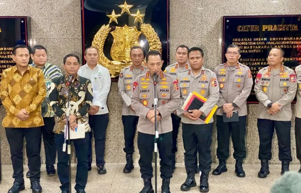 Foto : Konferensi pers Kapolri dan Kemenhut Bentuk Satgas Gabungan