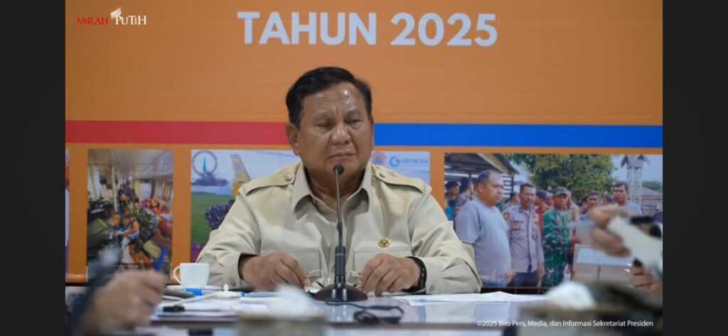 Presiden Prabowo Subianto Saat memberi arahan di Pos Pendamping Nasional Penanganan Bencana Alam Aceh, Pidie Jaya. Minggu (7/12/2025).