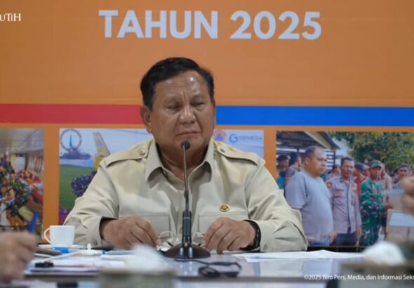 Presiden Prabowo Subianto Saat memberi arahan di Pos Pendamping Nasional Penanganan Bencana Alam Aceh, Pidie Jaya. Minggu (7/12/2025).
