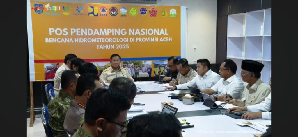 Saat Presiden Mendengar Masukan-Masukan Dari Peserta Rapat Terbatas , Serta Memberi Masukan-Masukan.