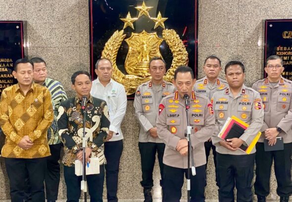 Kapolri, Listyo Sigit saat mememberi pernyataan bersama Menteri Kehutanan, Raja juli Antoni beberapa saat lalu.