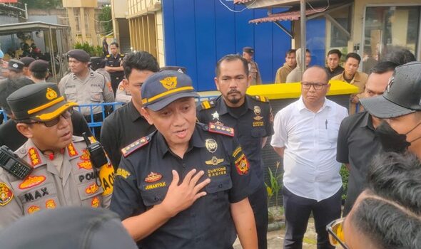 Kepala Bea Cukai cabang Pangkalpinang, Junanto, bersama Kapolresta Pangkalpiang, Kombes Pol Max Mariners saat menghadapi demo para Mahasiswa.