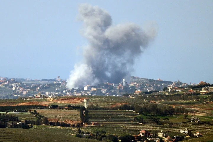 Asap mengepul akibat bombardir Israel di desa Choukine, Lebanon selatan, pada 3 Maret 2026. Pada 3 Maret, Israel memerintahkan militer untuk menguasai lebih banyak posisi di Lebanon, tempat tentara menarik sebagian pasukannya setelah Hizbullah menyerang pangkalan Israel untuk mendukung pendukungnya, Iran. Rabih Daher/AFP via Getty Images