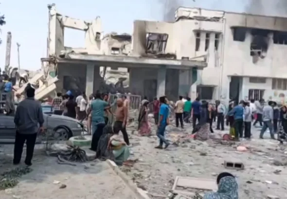 Cuplikan gambar ini, yang diambil dari siaran televisi pemerintah Iran pada 28 Februari 2026, menunjukkan lokasi yang diklaim sebagai tempat serangan mematikan AS dan Israel yang menghantam sebuah sekolah dasar putri di Minab, provinsi Hormozgan di selatan Iran, dekat jalur laut strategis Selat Hormuz. [Tangkapan layar/IRIB TV via AFP]