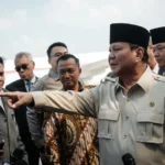 Presiden Indonesia Prabowo Subianto memberi isyarat saat berbicara kepada media setibanya dari Mesir, tempat ia menghadiri KTT perdamaian Gaza, di Pangkalan Angkatan Udara Halim Perdanakusuma di Jakarta, Indonesia, pada 14 Oktober 2025. Yasuyoshi Chiba/AFP via Getty Images