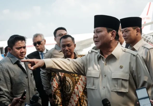 Presiden Indonesia Prabowo Subianto memberi isyarat saat berbicara kepada media setibanya dari Mesir, tempat ia menghadiri KTT perdamaian Gaza, di Pangkalan Angkatan Udara Halim Perdanakusuma di Jakarta, Indonesia, pada 14 Oktober 2025. Yasuyoshi Chiba/AFP via Getty Images